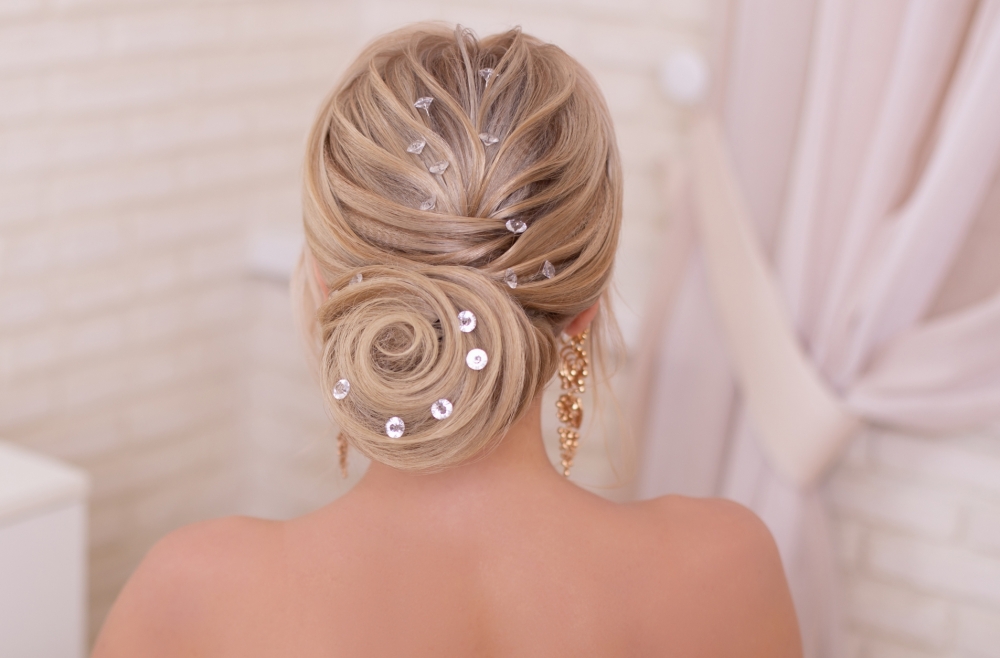 Przegląd trendów - popularne ozdoby do włosów na ślub